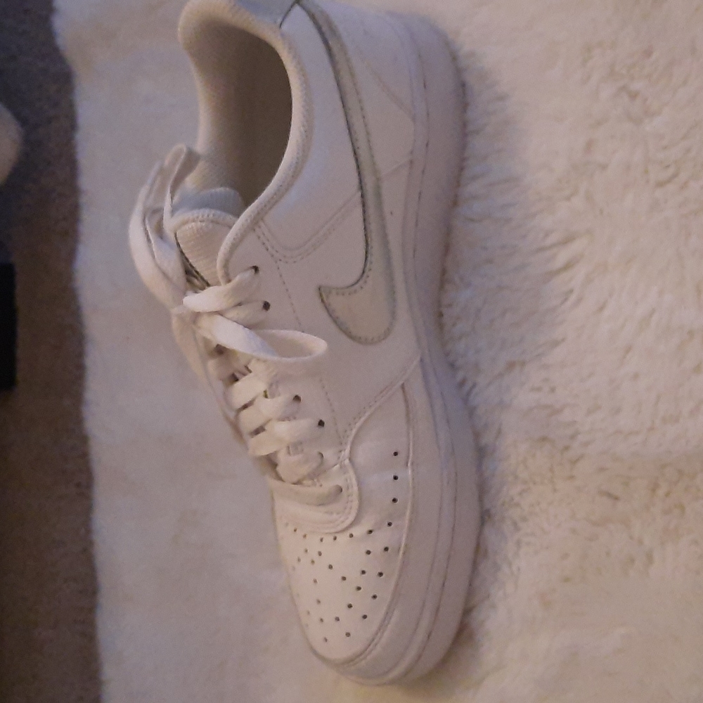 SILVER NIKE COURT VISON